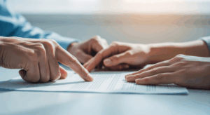 Eine Person spricht mit der Familie über die Patientenverfügung.